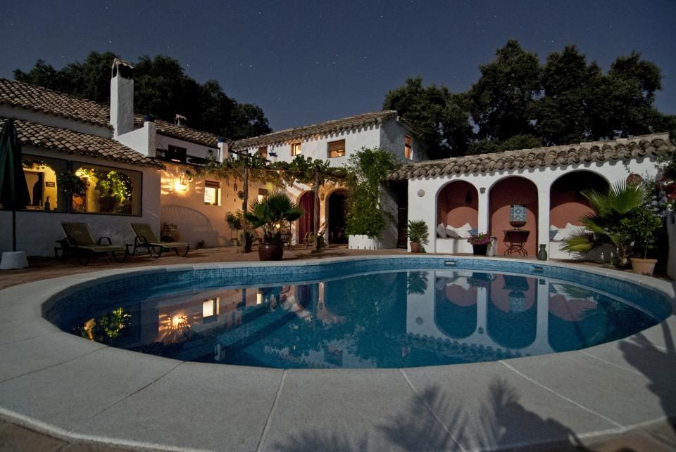 Piscine extérieure dans une propriété avec jardin.